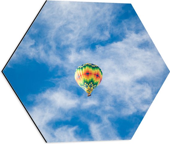 WallClassics - Dibond Hexagon - Onderaanzicht van Luchtballon bij Sluierbewolking - 50x43.5 cm Foto op Hexagon (Met Ophangsysteem)