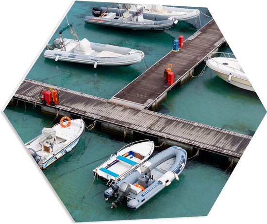 WallClassics - PVC Schuimplaat Hexagon  - Kleine Speedbootjes in de Haven - 70x60.9 cm Foto op Hexagon (Met Ophangsysteem)