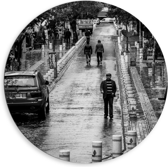 WallClassics - Dibond Muurcirkel - Man wandeldn door Dorpje (zwart/wit) - 80x80 cm Foto op Aluminium Muurcirkel (met ophangsysteem)