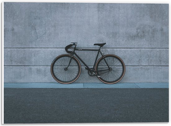 WallClassics - PVC Schuimplaat - Zwarte Fiets tegen Grijze Gebouw - 40x30 cm Foto op PVC Schuimplaat (Met Ophangsysteem)