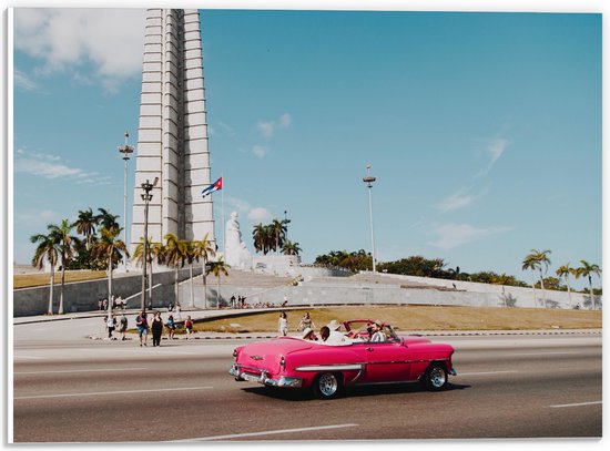 WallClassics - PVC Schuimplaat- Roze Cabrio in Stad - 40x30 cm Foto op PVC Schuimplaat