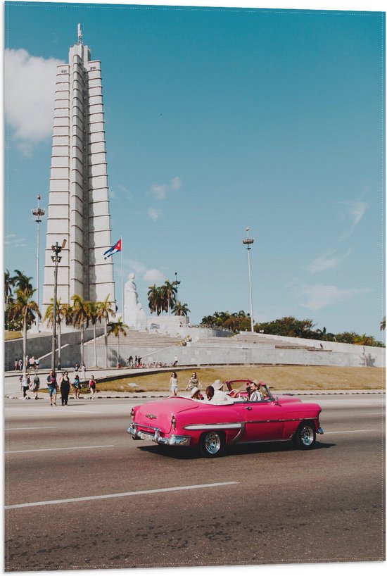 WallClassics - Vlag - Roze Cabrio in Stad - 50x75 cm Foto op Polyester Vlag