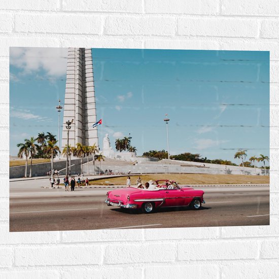 WallClassics - Muursticker - Roze Cabrio in Stad - 80x60 cm Foto op Muursticker