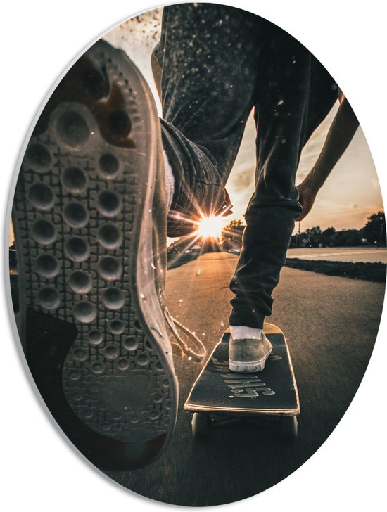 WallClassics - PVC Schuimplaat Ovaal - Skater op Asfaltweg - 30x40 cm Foto op Ovaal  (Met Ophangsysteem)