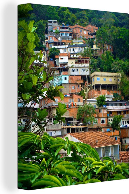 Geweldige afbeelding van een favela in Copacabana omgeven door groene bossen Canvas 60x80 cm - Foto print op Canvas schilderij (Wanddecoratie woonkamer / slaapkamer)