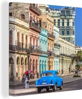 Canvas Schilderij Blauwe auto rijdend door Cuba - 50x50 cm - Wanddecoratie