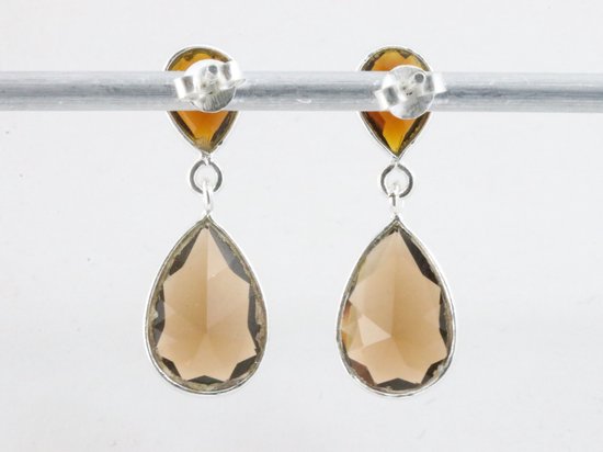 Arrière des boucles d'oreilles argentées avec des améthystes fumées en forme de goutte et des pierres ambrées.