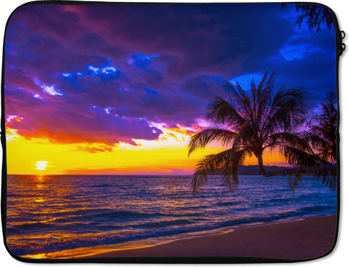 Laptophoes 17 inch - Palmboom - Paars - Zonsondergang - Strand - Zee - Laptop sleeve - Binnenmaat 41x28 cm - Zwarte achterkant