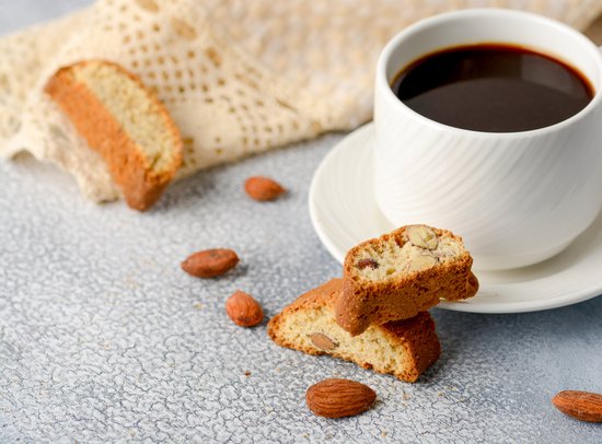 Gran Maestro Italiano - Koffiebonen Proefpakket - Koffie Cadeaupakket - 4 soorten Koffie, Tony's Chocolonely Karamel Zeezout, Cantuccini koekjes en Bekers
