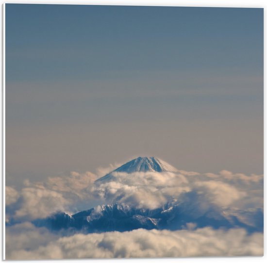 WallClassics - PVC Schuimplaat - Bergtop boven de Wolken - 50x50 cm Foto op PVC Schuimplaat (Met Ophangsysteem)