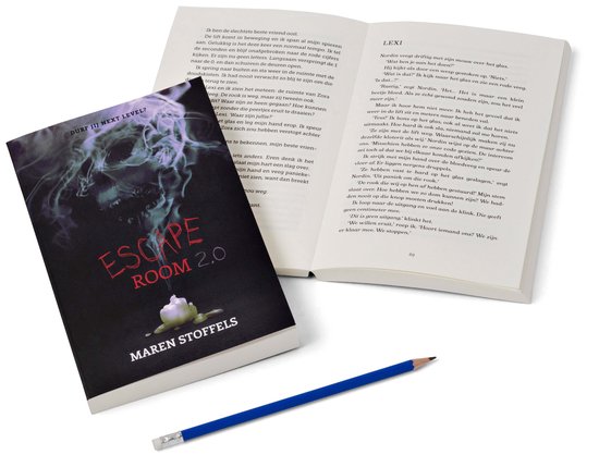 Een open boek met tekst en een gesloten boek 'Escape Room 2.0' ernaast. Een blauwe potlood ligt ervoor.