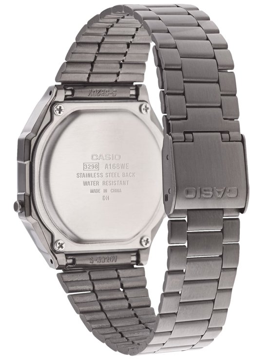 Achterkant en sluiting van een Casio A168WEGG-1AEF digitaal horloge met zilverkleurige metalen band.