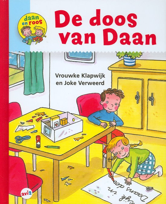 Boek met de titel 'De doos van Daan'. Een jongen en een meisje zitten aan een tafel.