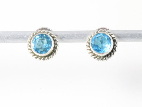 Fijne bewerkte ronde zilveren oorstekers met blauwe topaas