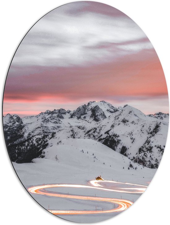 WallClassics - Dibond Ovaal - Verlichte Weg door Sneeuwlandschap - 72x96 cm Foto op Ovaal (Met Ophangsysteem)