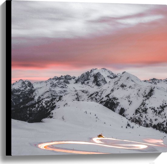 WallClassics - Toile - Route illuminée à travers un paysage enneigé - 60x60 cm Photo sur toile (Décoration murale sur toile)