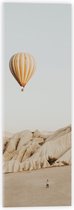 WallClassics - Acrylglas - Beige Luchtballon boven Beige Rotsen - 20x60 cm Foto op Acrylglas (Met Ophangsysteem)