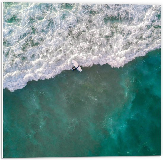 WallClassics - PVC Schuimplaat - Bovenaanzicht van Surfer bij Schuimgolf - 50x50 cm Foto op PVC Schuimplaat (Met Ophangsysteem)