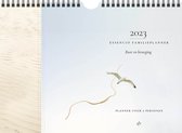 Essencio Familieplanner 2023 - Gezinsplanner - Citaten en quotes - Reflectievragen - Schrijfruimte voor 6 personen - A4 - Kalender - Weekplanner - Natuur - Cover: blauw en zand