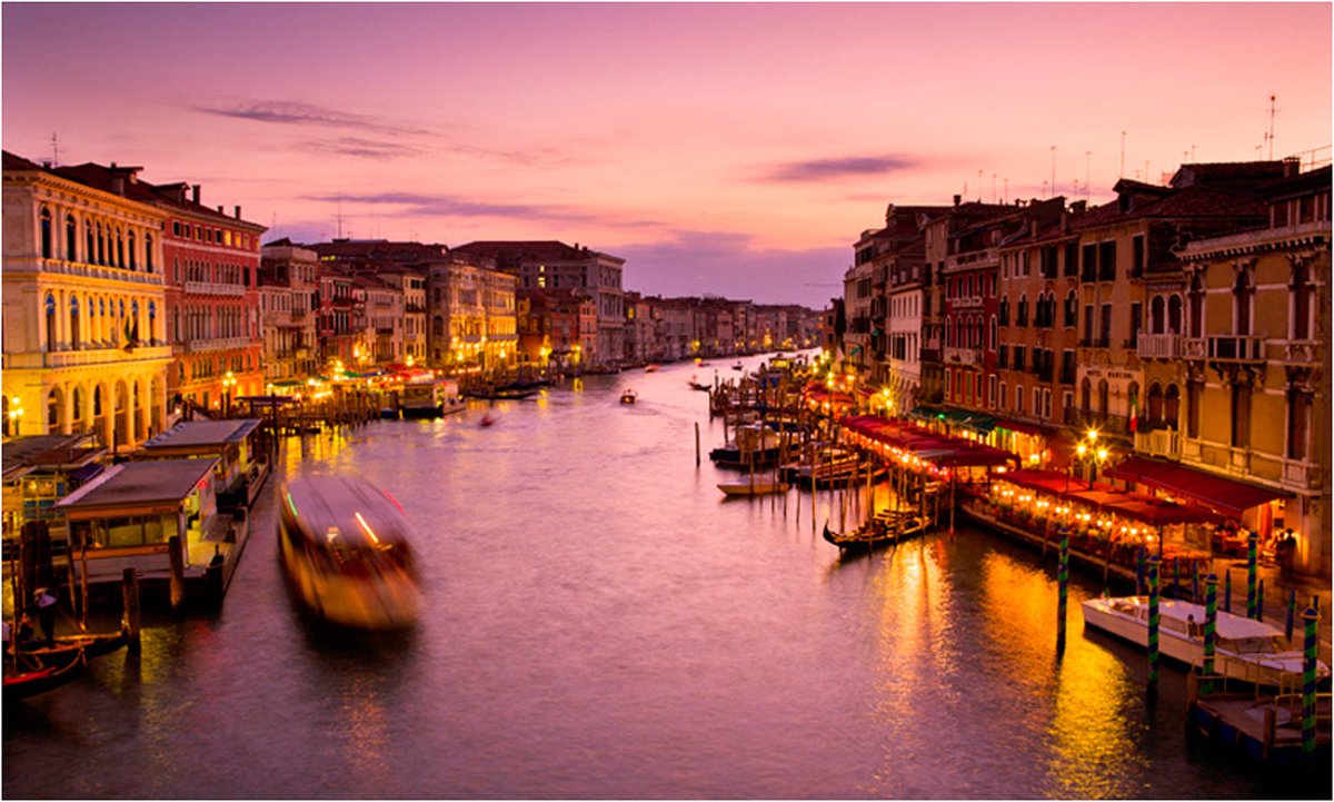 Fotobehang - Stad van de verliefden, Venice by night.