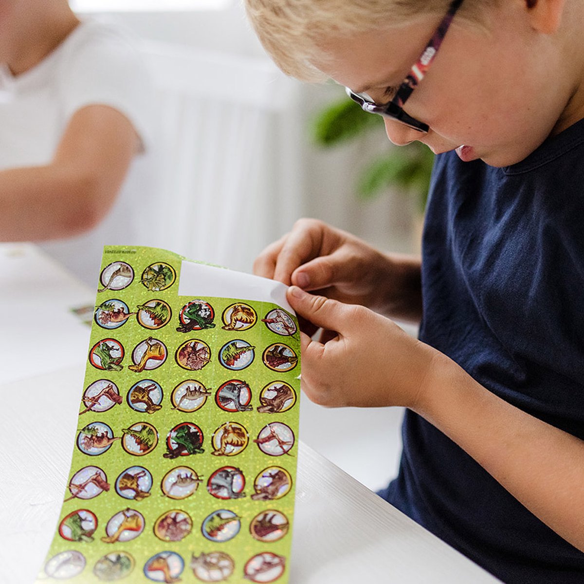 Totum Dino stickers Totum XL super sticker set dinosaurus - speelgoed junior jongens en meisjes vanaf 3 jaar - knutselen 8 vellen incl. metallic en 3D stickers - 38 x 36 cm - — afbeelding 7