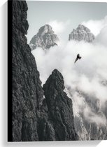 WallClassics - Canvas  - Vogel Vliegend tussen Bergen (zwart/wit) - 40x60 cm Foto op Canvas Schilderij (Wanddecoratie op Canvas)