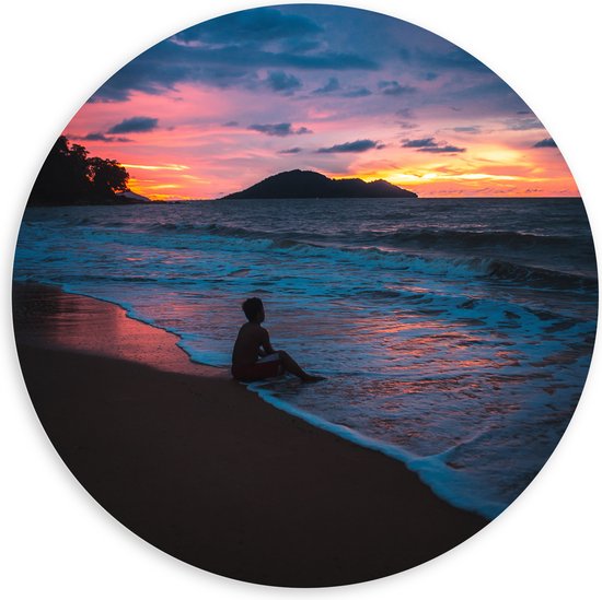 WallClassics - PVC Schuimplaat Muurcirkel - Persoon zittend op Strand met Zonsondergang - 100x100 cm Foto op Muurcirkel (met ophangsysteem)