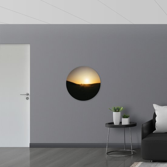 WallClassics - Cercle Mural en Plaque de Mousse PVC - Personnes Jouant au Football dans le Désert avec Coucher de Soleil - 70x70 cm Photo sur Cercle Mural (avec système d'accrochage)