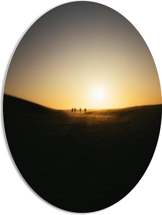 WallClassics - PVC Schuimplaat Ovaal - Personen Voetballend in Woestijn met Zonsondergang - 51x68 cm Foto op Ovaal  (Met Ophangsysteem)