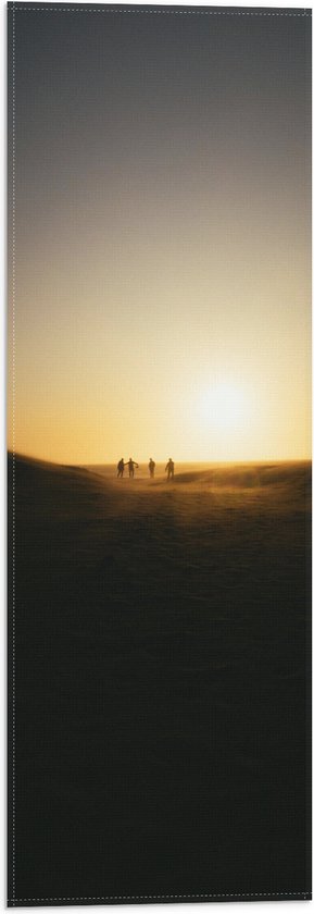 WallClassics - Vlag - Personen Voetballend in Woestijn met Zonsondergang - 20x60 cm Foto op Polyester Vlag