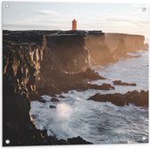 WallClassics - Tuinposter – Vuurtoren met Steile Rotsen - 80x80 cm Foto op Tuinposter  (wanddecoratie voor buiten en binnen)