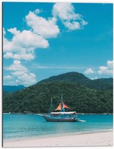 WallClassics - Dibond - Bateau sur une mer bleue claire - Photo sur aluminium 60x80 cm (Décoration murale en métal)