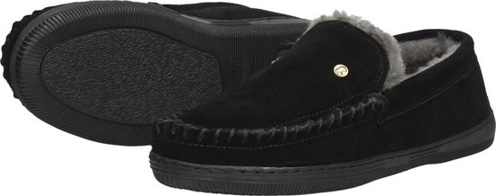 Zwarte pantoffel met grijze bontvoering, stiksels en een gouden knoop. De zool ligt ernaast.