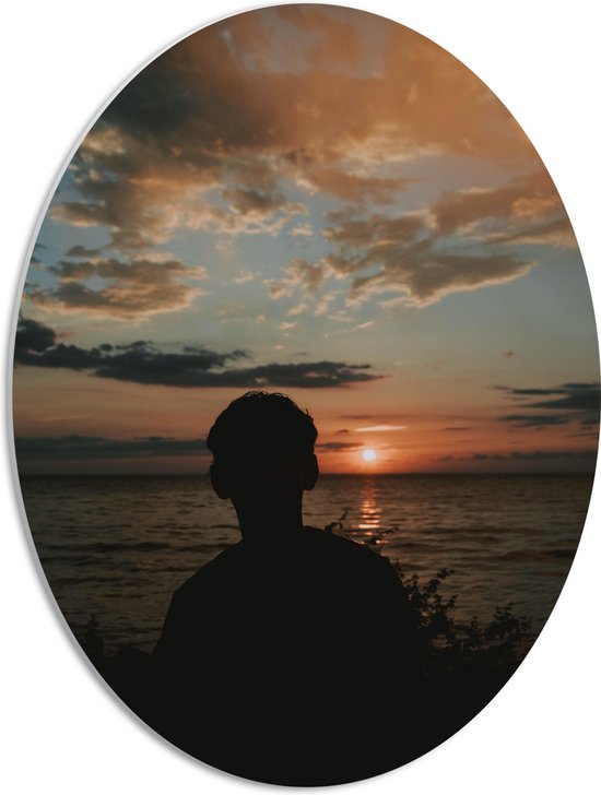 WallClassics - PVC Schuimplaat Ovaal - Silhouet van Persoon bij het Water - 42x56 cm Foto op Ovaal  (Met Ophangsysteem)