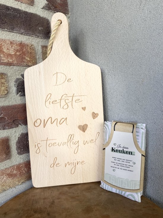 Creaties van Hier - serveerplankje - oma met keukenschort keuken - 35 cm - hout