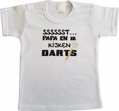 Wit baby t-shirt met "Sssssst... Papa en ik kijken darts" - maat 68 - vaderdag, cadeautje, kraamcadeau, grappig, geschenk, baby, tekst, darten