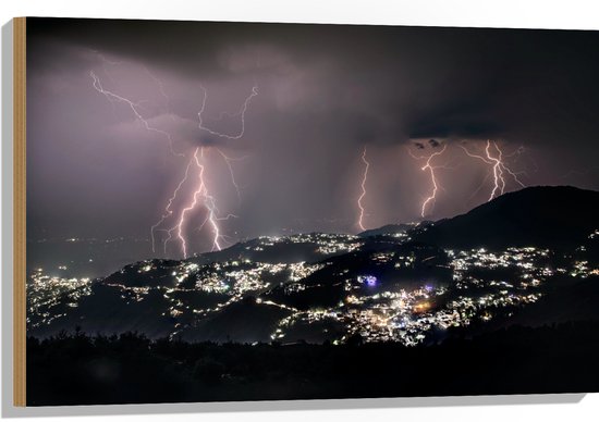 WallClassics - Hout - Donder en Bliksem bij Dorpen in de Bergen - 90x60 cm - 12 mm dik - Foto op Hout (Met Ophangsysteem)