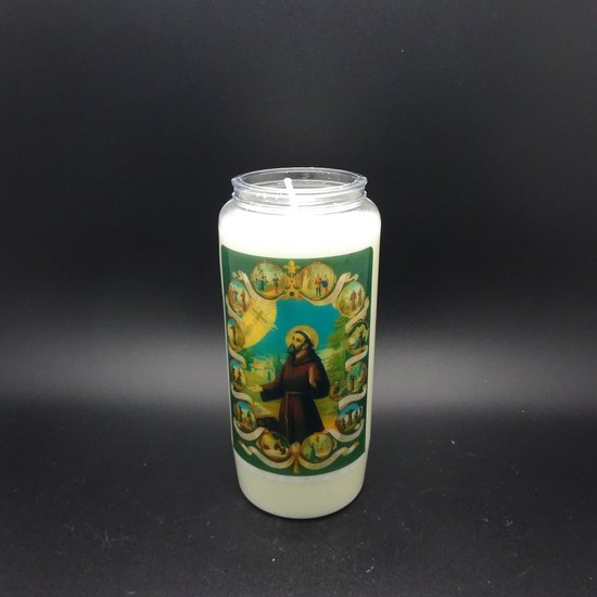 Bougie blanche avec une image d'un homme en habit, entouré d'un médaillon de scènes religieuses.