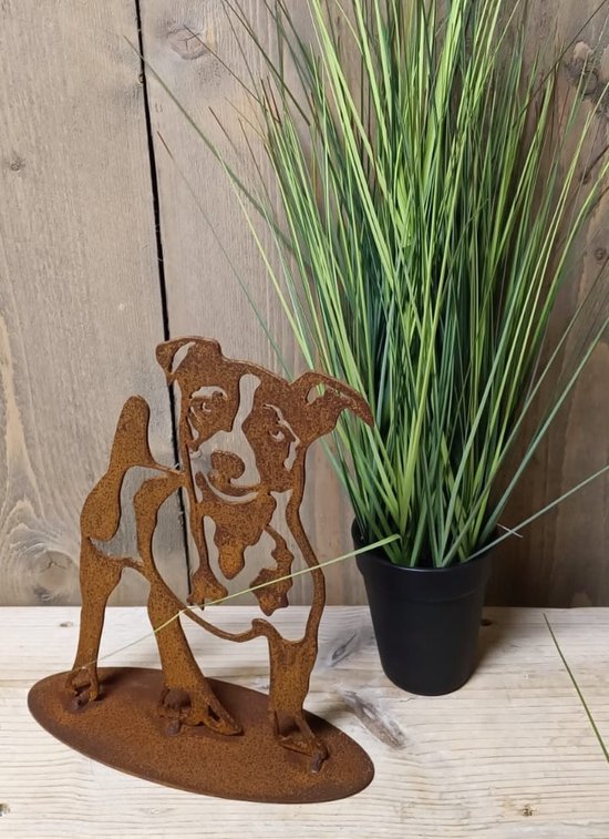 Roestkleurig metalen tuinbeeld van een zittende Jack Russell terriër met witte vlekken.
