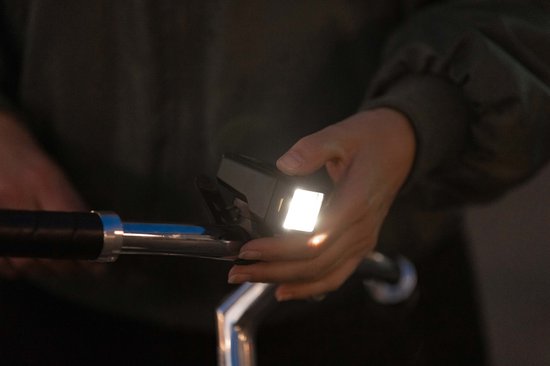 AXA Niteline T1 Fietsverlichting Set - LED Voorlicht & Achterlicht - Batterij - 2.000 m Zichtbaarheid - 4 Lichtstanden - 24/55 uur Gebruikstijd - Compact Design — afbeelding 2