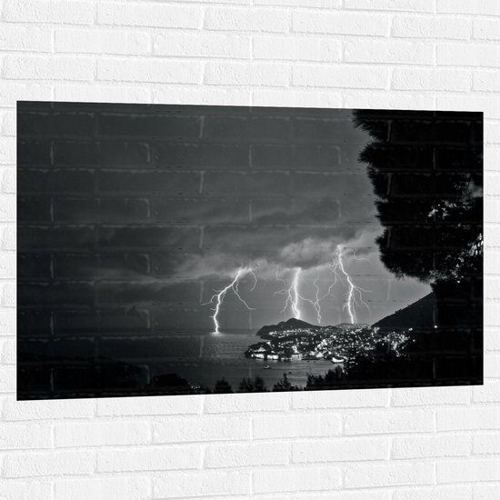 WallClassics - Muursticker - Bliksem aan de Kust - Zwart / Wit - 120x80 cm Foto op Muursticker