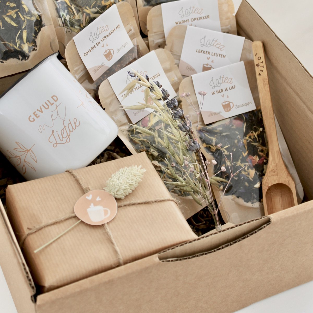 Het Theeplankje Giftbox Deluxe 'Om van te houden' - theebox, thee box, thee cadeau, theeset, theepakket, thee cadeaupakket, liefde cadeau, vriendinnen cadeaus