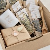 Het Theeplankje Giftbox Deluxe 'Om van te houden' - thee cadeaupakket, thee geschenkset, theebox, theeset, thee cadeau, thee pakket, relatiegeschenk
