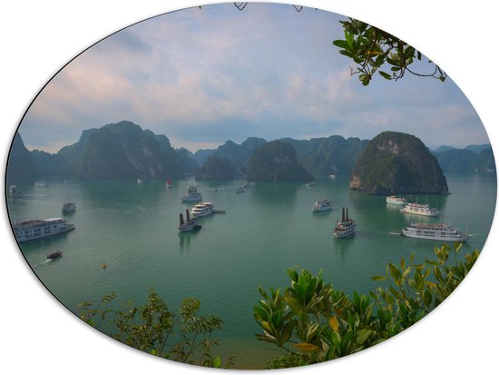 WallClassics - Dibond Ovaal - Veel Shepen in Ha Longbaai - Vietnam - 80x60 cm Foto op Ovaal (Met Ophangsysteem)
