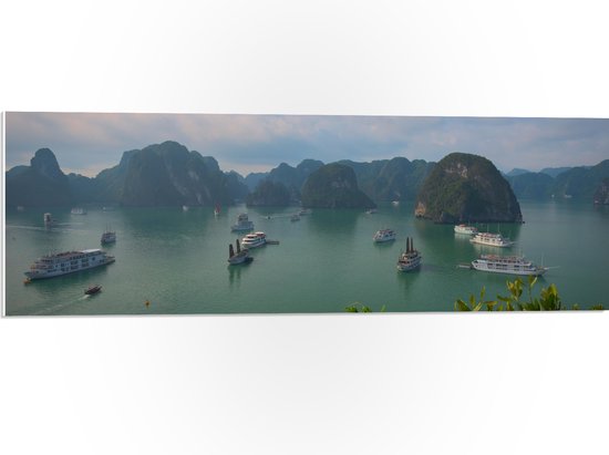 WallClassics - PVC Schuimplaat- Veel Shepen in Ha Longbaai - Vietnam - 90x30 cm Foto op PVC Schuimplaat