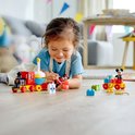 Meisje speelt met Mickey & Minnie Verjaardagstrein speelgoed.