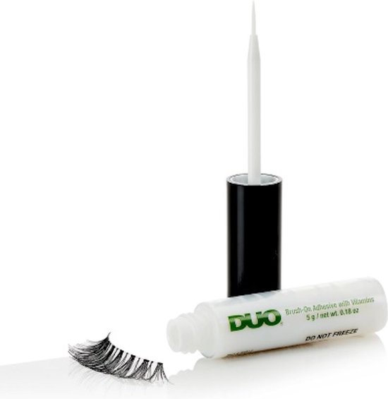DUO wimperlijm in een flesje met applicator, met een nepwimper ernaast.