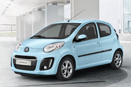 Lichtblauwe Citroën C1 met zwarte accenten en lichtmetalen velgen.