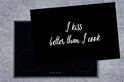 Zwarte kookplaatbeschermer met witte tekst "I kiss better than I cook", op een inductiekookplaat.