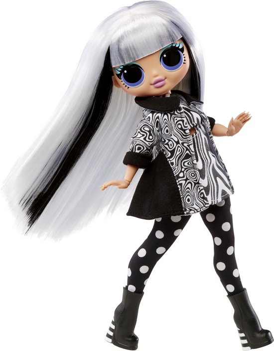 Pop met lange wit-zwarte haren, een gestreepte jurk met witte polkadot legging en zwarte laarzen met witte strepen.